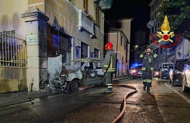 Pontedecimo, auto sbatte contro colonna e prende fuoco Pontedecimo, auto sbatte contro colonna e prende fuoco