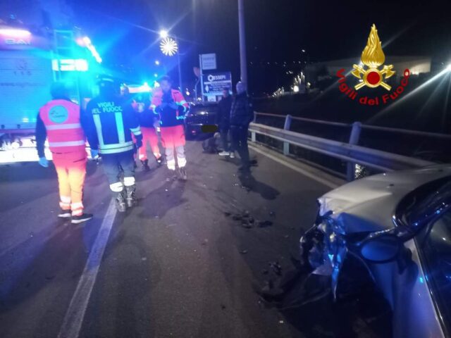 Serra Riccò, incidente tra auto: occupanti estratti dai VVF Serra Riccò, incidente tra auto: occupanti estratti dai VVF