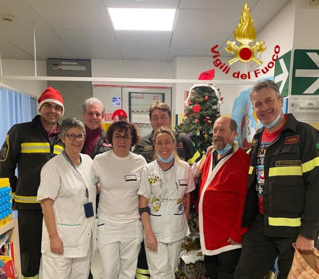 Ospedale Lavagna, i Vigili del fuoco portano i regali ai piccoli pazienti Ospedale Lavagna, i Vigili del fuoco portano i regali ai piccoli pazienti