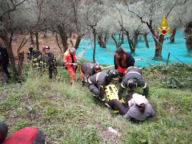 vvf soccorso san bernardino San Bernardino, raccoglie le olive e cade: soccorsa dai VVF