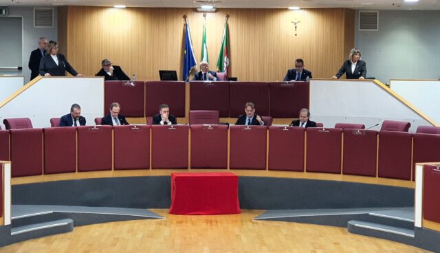 Liguria, via libera a legge sottosegretari regionali: polemiche in aula