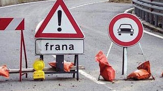 Frana sulla Statale 45 della Val Trebbia: strada chiusa a Montebruno Frana sulla Statale 45 della Val Trebbia: strada chiusa a Montebruno