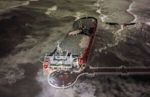 Nave usata per la diga di Genova si arena a Marina di Massa Nave usata per la diga di Genova si arena a Marina di Massa