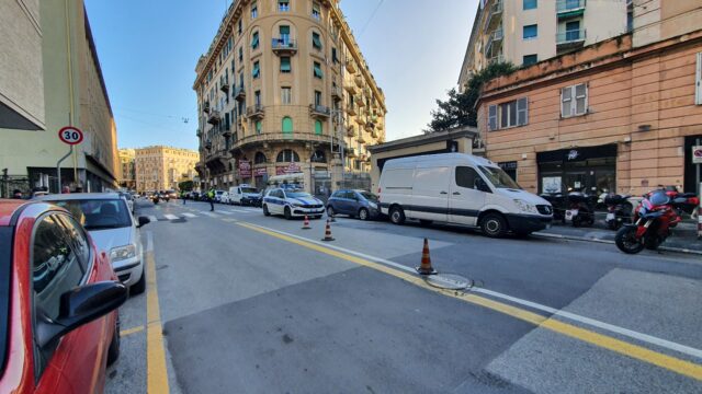 San Fruttuoso, auto si ribalta in via Archimede dopo lo scontro con un veicolo parcheggiato San Fruttuoso, auto si ribalta in via Archimede dopo lo scontro con un veicolo parcheggiato