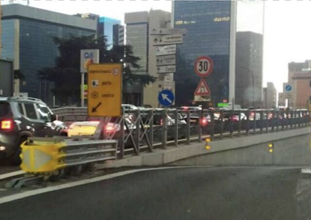 Tamponamento in Sopraelevata a Genova: scooter a terra, rallentamenti e code Tamponamento in Sopraelevata a Genova: scooter a terra, rallentamenti e code