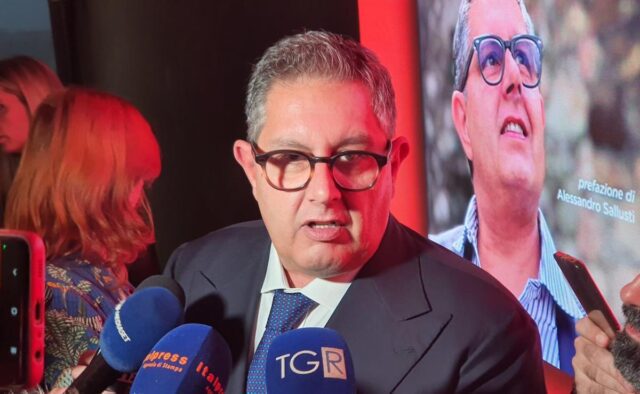 Nuovi guai giudiziari per Giovanni Toti: indagato per truffa ai danni dello Stato