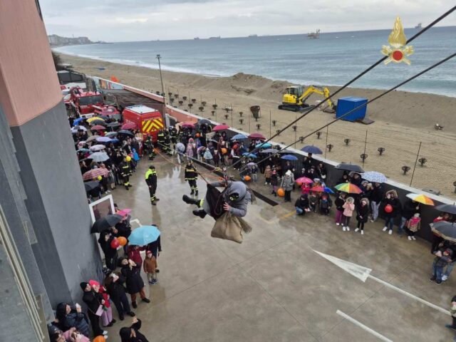 La Befana dei Vigili del Fuoco a Savona La Befana dei Vigili del Fuoco a Savona