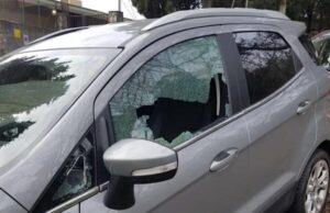 Spaccano il lunotto di due auto e rubano: due denunciati Spaccano il lunotto di due auto e rubano: due denunciati