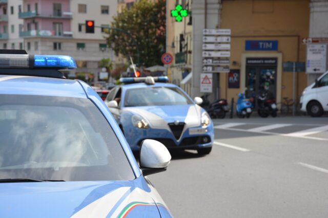 Savona, annuncia il suicidio sui social: salvata in extremis dalla Polizia