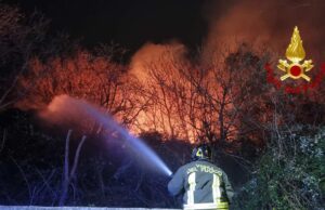 Incendi nell’entroterra di Imperia: vigili del fuoco in azione su tre fronti Incendi nell’entroterra di Imperia: vigili del fuoco in azione su tre fronti