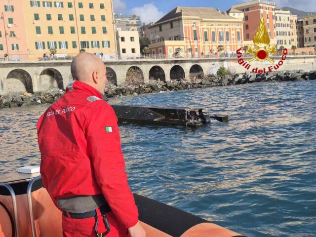 Barca ribaltata dalle onde recuperata dai VVF Barca ribaltata dalle onde recuperata dai VVF