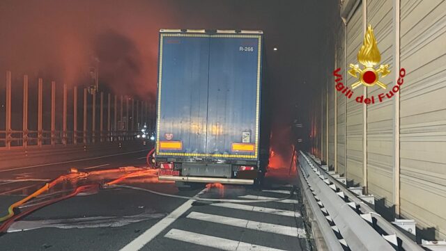 Camion in fiamme sull’A10: traffico bloccato e code verso Arenzano