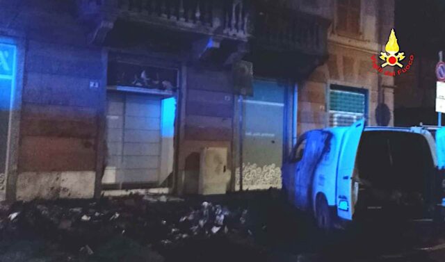 vvf incendio cassonetti e auto Bolzaneto, a fuoco cassonetti ed auto: l’intervento dei VVF