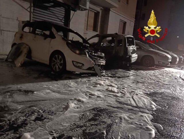 Genova Pra’, a fuoco scooter ed auto: l’intervento dei VVF Genova Pra’, a fuoco scooter ed auto: l’intervento dei VVF