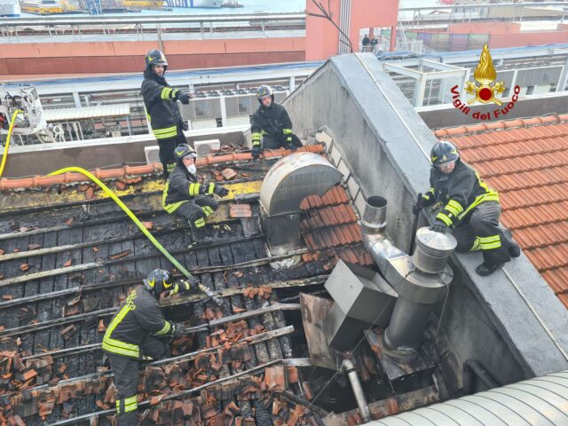 Incendio ai Magazzini del Cotone: la Procura apre un'inchiesta Incendio ai Magazzini del Cotone: la Procura apre un'inchiesta