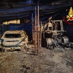Incendio a Torriglia: auto e trattore in fiamme, intervento dei Vigili del Fuoco