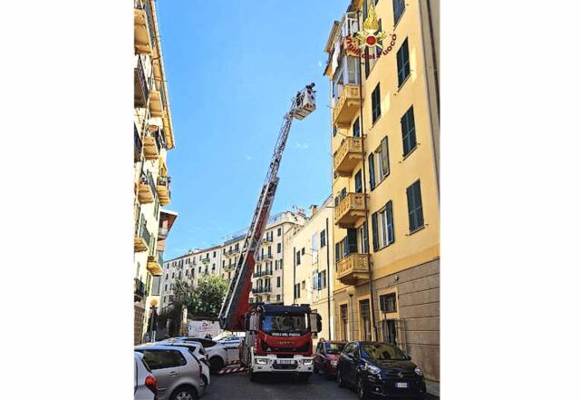 Savona, intonaco cade da palazzo su auto in sosta Savona, intonaco cade da palazzo su auto in sosta