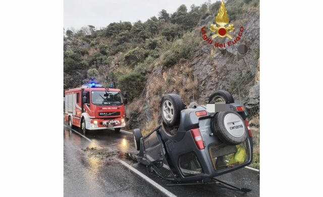 Varazze, Suzuki si cappotta sulla statale Varazze, Suzuki si cappotta sulla statale