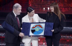 Sanremo 2025, il presidente Bucci consegna il premio delle Serate Cover Sanremo 2025, il presidente Bucci consegna il premio delle Serate Cover