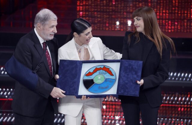 Sanremo 2025, il presidente Bucci consegna il premio delle Serate Cover Sanremo 2025, il presidente Bucci consegna il premio delle Serate Cover