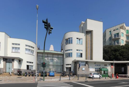 Bambina di 10 anni cade da un albero a Genova: trasportata al Gaslini Bambina di 10 anni cade da un albero a Genova: trasportata al Gaslini