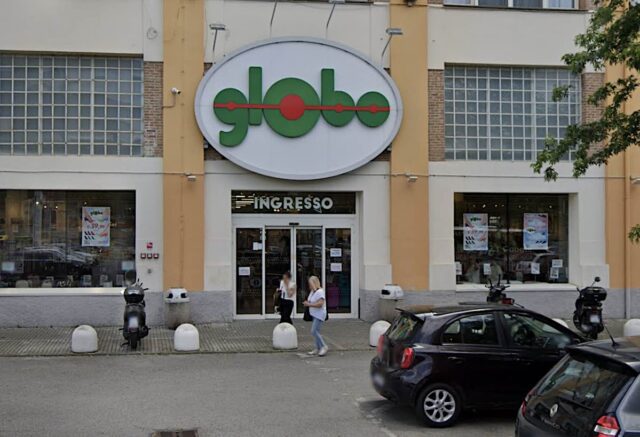 Egiziano ruba al Globo e minaccia addetto alla sicurezza con lama: arrestato