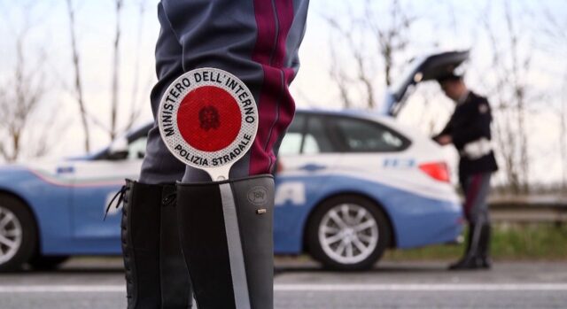 Area servizio Sant’Ilario, la Polizia Stradale soccorre un uomo colpito da infarto