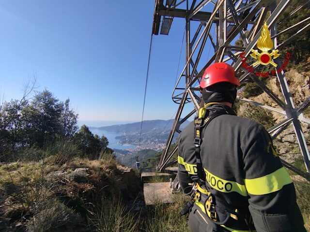 Rapallo, prova di evacuazione della funivia Montallegro