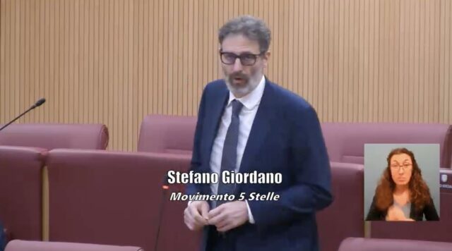 stefano giordano m5S Consiglio regionale, seduta sospesa: è bagarre in aula