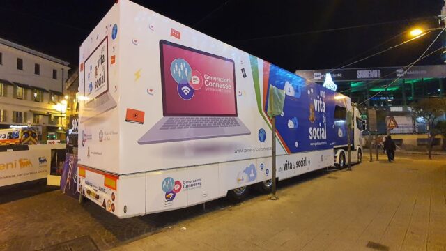 truck polizia sanremo 2025 Una Vita da Social. Il Truck della Polizia di Stato a Sanremo durante il Festival