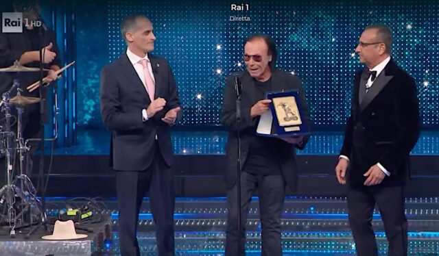 vendittti riceve il premio alla carriera Sanremo 2025: Premio alla Carriera ad Antonello Venditti
