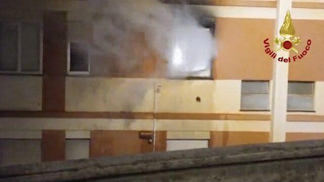 Pra’, incendio in un appartamento: famiglie evacuate e tre persone in ospedale Pra’, incendio in un appartamento: famiglie evacuate e tre persone in ospedale