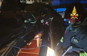 Paura a Morego, incendio sul tetto di una casa: famiglia salvata a Bolzaneto Paura a Morego, incendio sul tetto di una casa: famiglia salvata a Bolzaneto