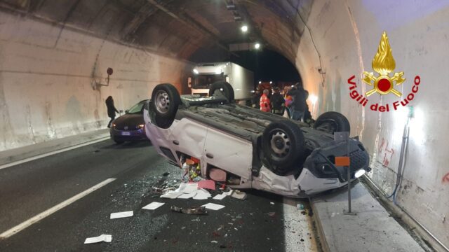 Incidente in A10 tra Varazze e Celle: auto si cappotta Incidente in A10 tra Varazze e Celle: auto si cappotta
