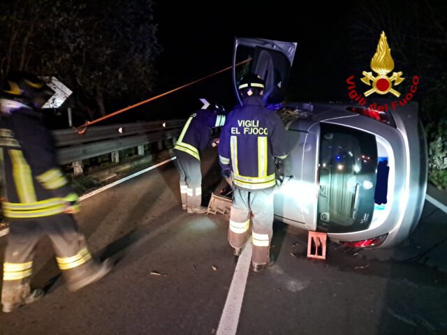 Chiavari, perde il controllo dell’auto e finisce su un fianco Chiavari, perde il controllo dell’auto e finisce su un fianco