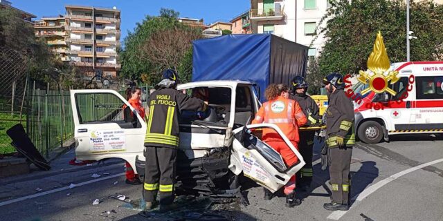 Incidente a Chiavari, trentenne intrappolato tra le lamiere