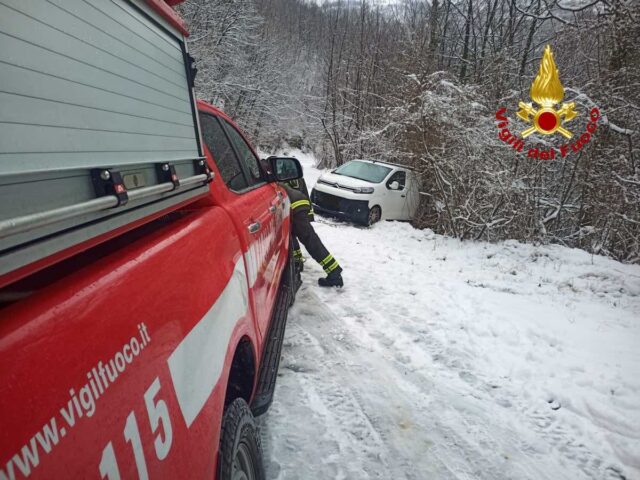Montoggio, finisce fuori strada sulla neve: soccorso dai VVF Montoggio, finisce fuori strada sulla neve: soccorso dai VVF