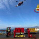 Cade da una chiatta della diga, operaio soccorso con l’elicottero