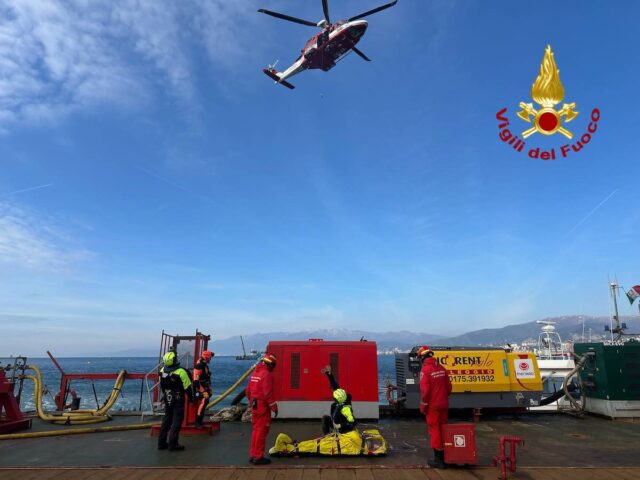 Cade da una chiatta della diga, operaio soccorso con l’elicottero