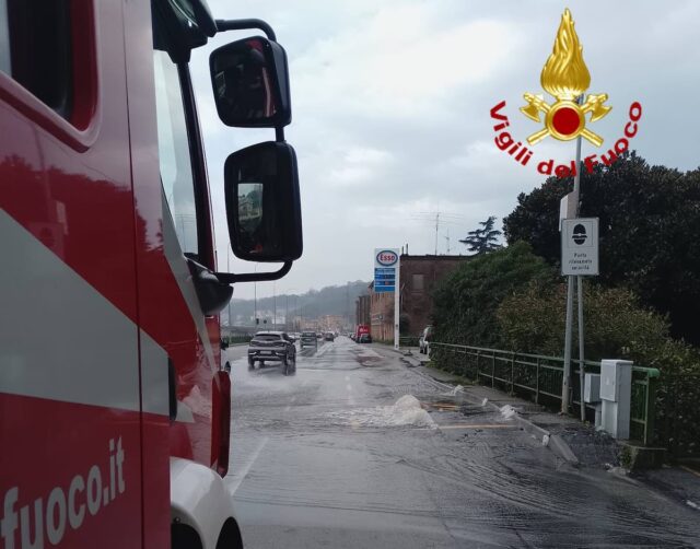 Tubatura rotta in via Polonio a Bolzaneto