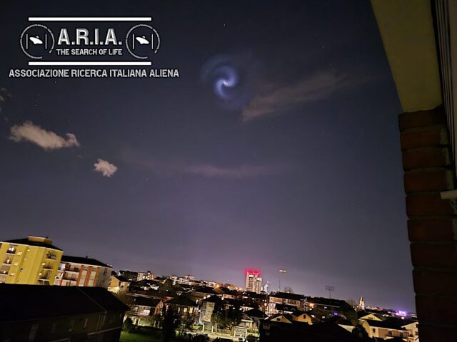 Un fenomeno celeste straordinario: spirale luminosa nel nord Italia Un fenomeno celeste straordinario: spirale luminosa nel nord Italia
