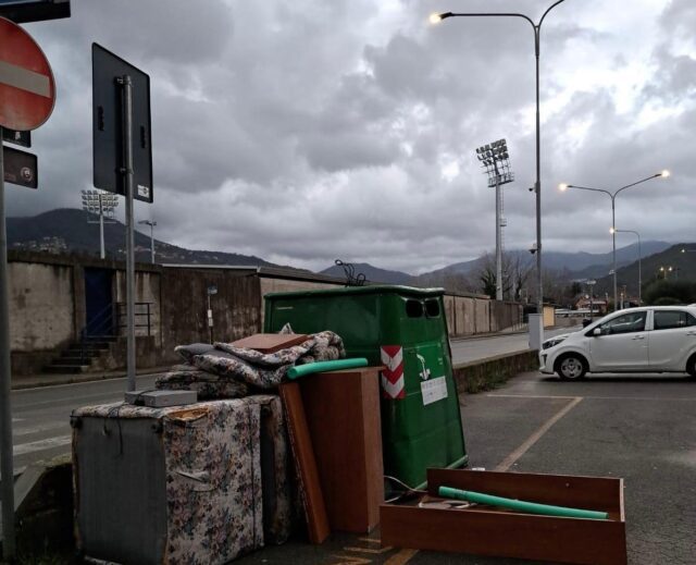 Abbandono di rifiuti a Sestri Levante, la Polizia Locale individua i responsabili