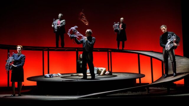 Al Teatro Duse continua Equus, storia di un ragazzo e di un cavallo