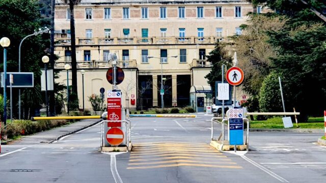 Frontale tra auto e moto a Isolabona: grave una 16enne, ferita anche una 12enne