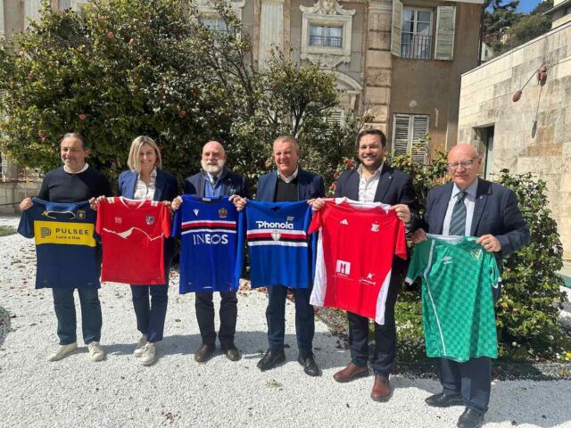 Le maglie dei campioni di calcio in mostra al Palazzo della Borsa Le maglie dei campioni di calcio in mostra al Palazzo della Borsa