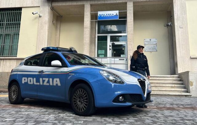 Genova, 32enne tedesca imbratta un’auto con spray: denunciata Genova, 32enne tedesca imbratta un’auto con spray: denunciata