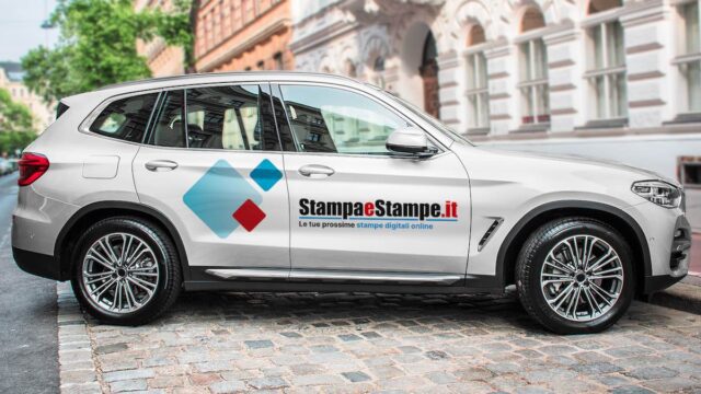 La stampa digitale su quattro ruote: adesivi auto per un impatto visivo senza limiti