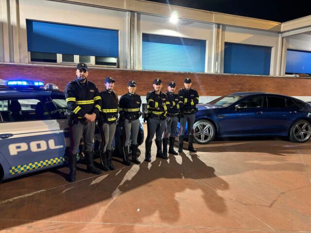 Genova, la Polizia Stradale intercetta un’auto di lusso rubata diretta all'estero Genova, la Polizia Stradale intercetta un’auto di lusso rubata diretta all'estero