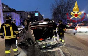 La Spezia, incidente tra auto: una si ribalta La Spezia, incidente tra auto: una si ribalta