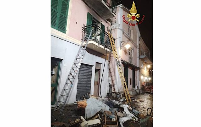 Alpicella, a fuoco appartamento: fiamme spente dai VVF